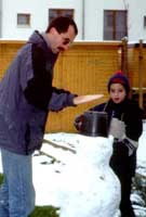 der Schneemann kriegt was auf's Dach...